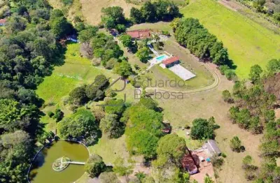 Sitio com 44 mil m² a venda, 4 báias, lago, campo, pomar, pasto, horta, ótima localização