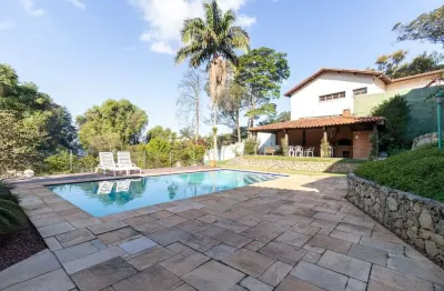 Confortável sobrado para venda em guarapiranga com 5 quartos, sendo 3 suítes, 650m²