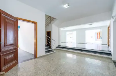 Aconchegante casa em condomínio para venda com 3 quartos, sendo 3 suítes, 324m²