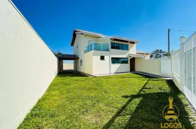 Belíssima casa assobradada, com estrutura impecável, situado em condomínio fechado .