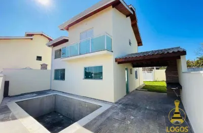 Linda casa assobradada à venda, o imóvel está situado em condomínio fechado.