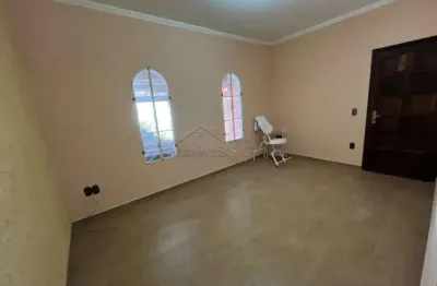 Oportunidade! casa ampla com 2 dormitórios em rua tranquila