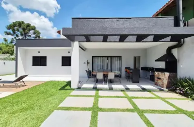 Casa NOVA moderna com piscina  churrasqueira, aceita financiamento bancário.