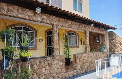 Linda casa com suíte e piscina próximo ao valqueire
