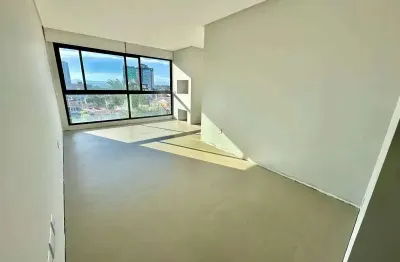 Apartamento com 02 dormitórios de alto padrão construtivo, no centro e próximo ao mar.