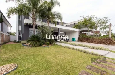 Casa com 3 suítes no piso superior, mais 1 suíte no primeiro pavimento.