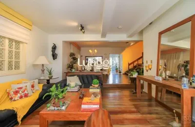 Casa living para 3 ambientes com lavabo, cozinha com pia e armários planejados