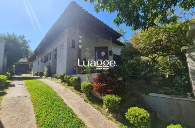 Casa em lindo terreno alto ao nível da rua medindo 10 × 32 onde consta uma residência térrea com 136m2 de área privativa,