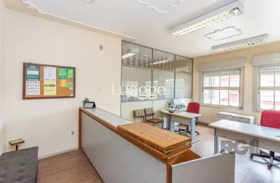 Casa 4 dormitórios, sendo 1 suíte no bairro menino deus em porto alegre