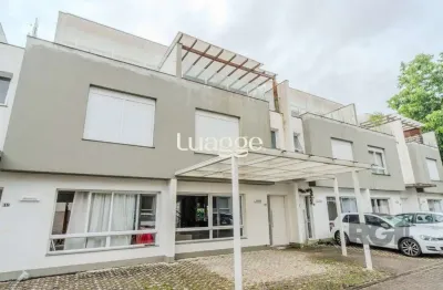 Casa impecável e mobiliada, com 3 niveis, possui 3 dormitórios sendo 1 suíte, 4 banheiros.