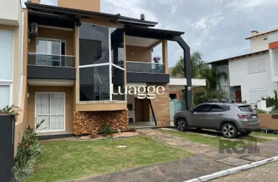 Casa em condominio com excelente padrão construtivo, possui 3 dormitórios, sendo 1 suíte máster com closet e sacada