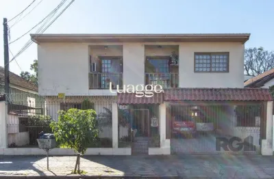 Casa de alvenaria, 3 quartos, 1 suíte, 4 banheiros e 5 vagas de garagem.