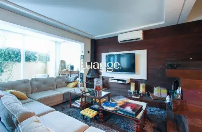 Casa com 327m² de área privativa, oferecendo 3 dormitórios, sendo 3 suítes