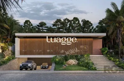 A casa conta com 434m2 de área construída, mas com um aproveitamento total dos 1.012m2 do lote