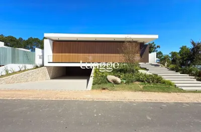 A casa conta com 434m2 de área construída, mas com um aproveitamento total dos 1.012m2 do lote