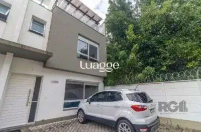 Casa impecável e mobiliada, com 3 niveis, possui 3 dormitórios sendo 1 suíte, 4 banheiros