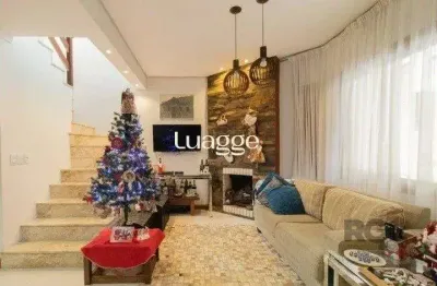 Casa em condomínio na zona sul, 3 quartos, suíte, lareira, churrasqueira, 2 vagas de garagem coberta.