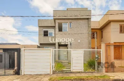 Sobrado, 185 metros quadrados privativo, com 3 quartos, 1 suíte, living e cozinha integrados, lareira, churrasqueira, lavabo e 2 vagas de garagem. e 2 vagas de garagem