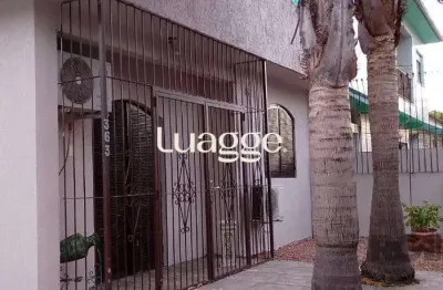 Casa térrea, 3 dormitórios, 1 suíte, living para 2 ambientes, cozinha, pátio, 2 banheiros e 4 vagas .