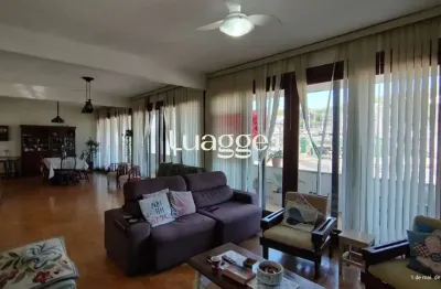 Apartamento de 4 dormitórios, 2 suítes, living amplo e arejado com sacada.