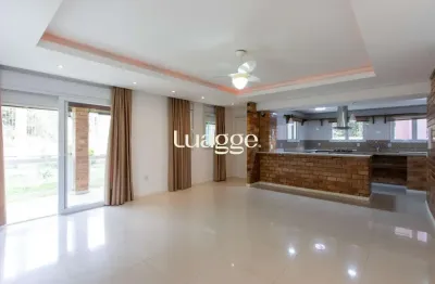 Casa de alvenaria, com 3 dormitórios, 1 suíte, living, cozinha, lavanderia, churrasqueira, banheiro social, pátio e 4 vagas de garagem.