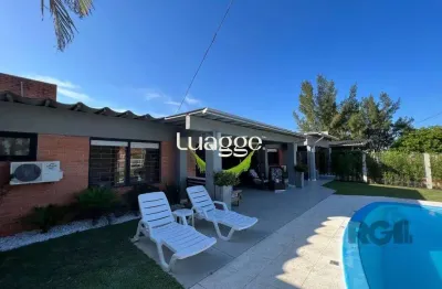 Casa avulsa em atlântida, totalmente reformada, com 5 dormitórios , duas suítes, pátio arborizado com piscina e churrasqueira.