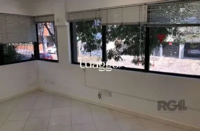 Excelente sala comercial. 2 salas muito espaçosas e uma meno