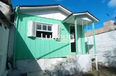 Casa térrea de 2 quartos, sala, cozinha, banheiro social e pátio.