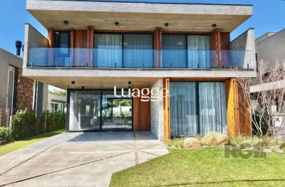 Sobrado de luxo está à venda em um exclusivo condomínio à beira-mar