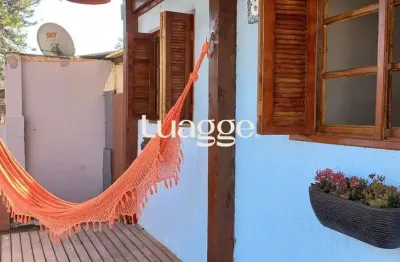 Casa térrea de 2 dormitórios, living, cozinha, churrasqueira, área de serviço, banheiro social, vaga para 2 automóveis.