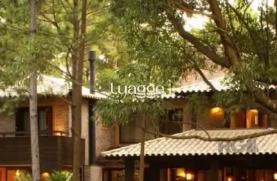 Casa com griffe, no condomínio carmel, no coração do litoral norte, juntinho à central de atlântida, entre bosques e ares de serra.