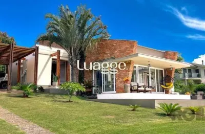 Casa à beira do lago na área central do condomínio com 4 suites