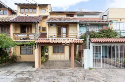 A casa possui 78m² de área construída, com um adicional de 20m²