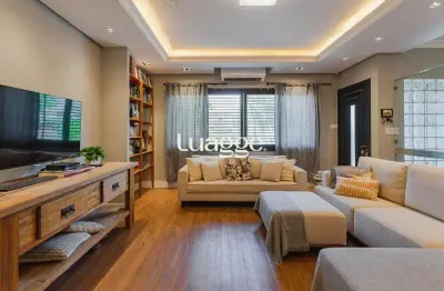 Casa com 3 suítes, piscina e lazer completo em rua calma