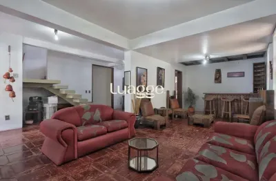 Casa com 300m², localizada na zona sul de porto alegre, com lareira, piscina e 3 vagas de garagem cobertas.