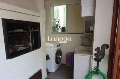 À venda sobrado em condomínio fechado e semi mobiliado!