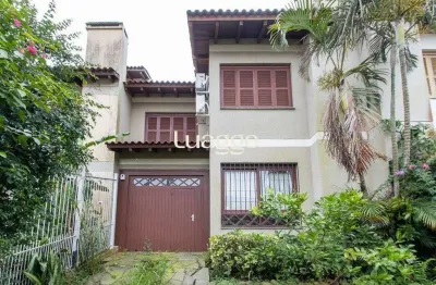 Casa de alvenaria, 3 dormitórios, 1 suíte e pátio com piscina, bairro espírito santo.