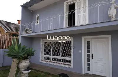 Casa de alvenaria, com 3 quartos, 1 suíte e 3 vagas de garagem.