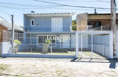 Casa de alvenaria, com 3 quartos, 1 suíte e 3 vagas de garagem.