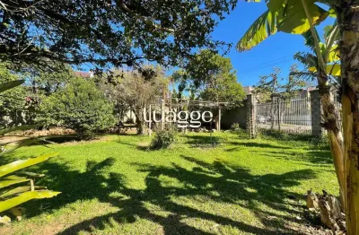 Terreno de esquina, com 429m², está situado no coração do bairro medianeira