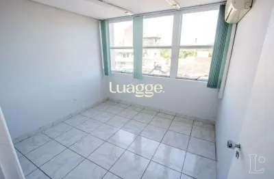 Sala comercial com 22m² de área privativa, frente, piso cerâmico, equipada com lavabo e ar-condicionado split