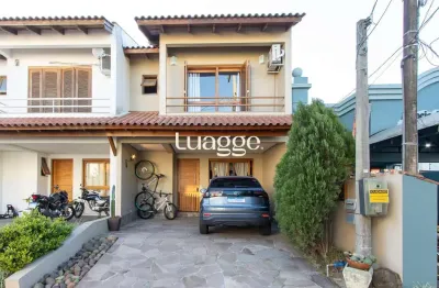 Casa de condomínio, 3 quartos, 1 suíte, piscina e 2 vagas de garagem;