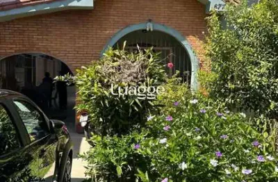 Casa com 4 dormitórios no bairro tristeza, com churrasqueira, lareia e vaga de garagem.