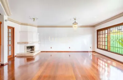 Ótima casa de rua semimobiliado com boa posição solar, garantindo ambientes bem iluminados e arejados para alugar