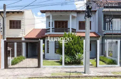 Sobrado, 3 quartos, 2 vagas, pátio com piscina - Bairro Nonoai
