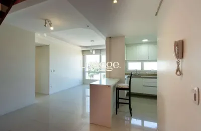 Cobertura de 3 dormitórios, 1 suíte e duas vagas de garagem no bairro Cristal.