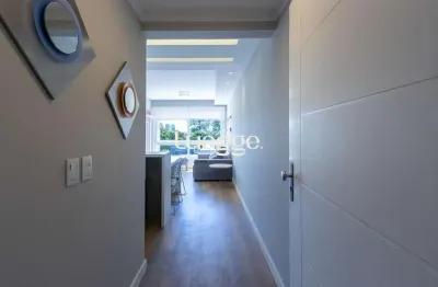 Excelente apartamento de 1 dormitório, sendo suíte, totalmente mobiliado, com vaga de garagem coberta e ar-condicionado.