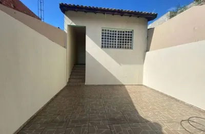 Casa deliciosa, clean, quintal gramado, próximo ao big supermercados.