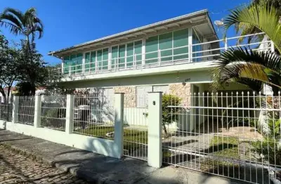 Casa ampla no centro de palhoça – versatilidade e localização em um só lugar!