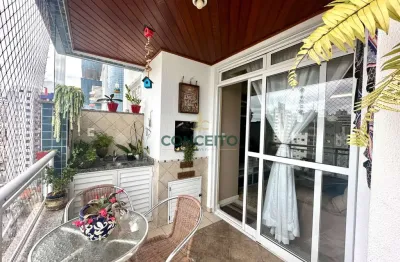 Apartamento com 135m² de 3 dormitórios com 1 suíte, dependência de empregada com banheiro e 1 vaga de garagem
